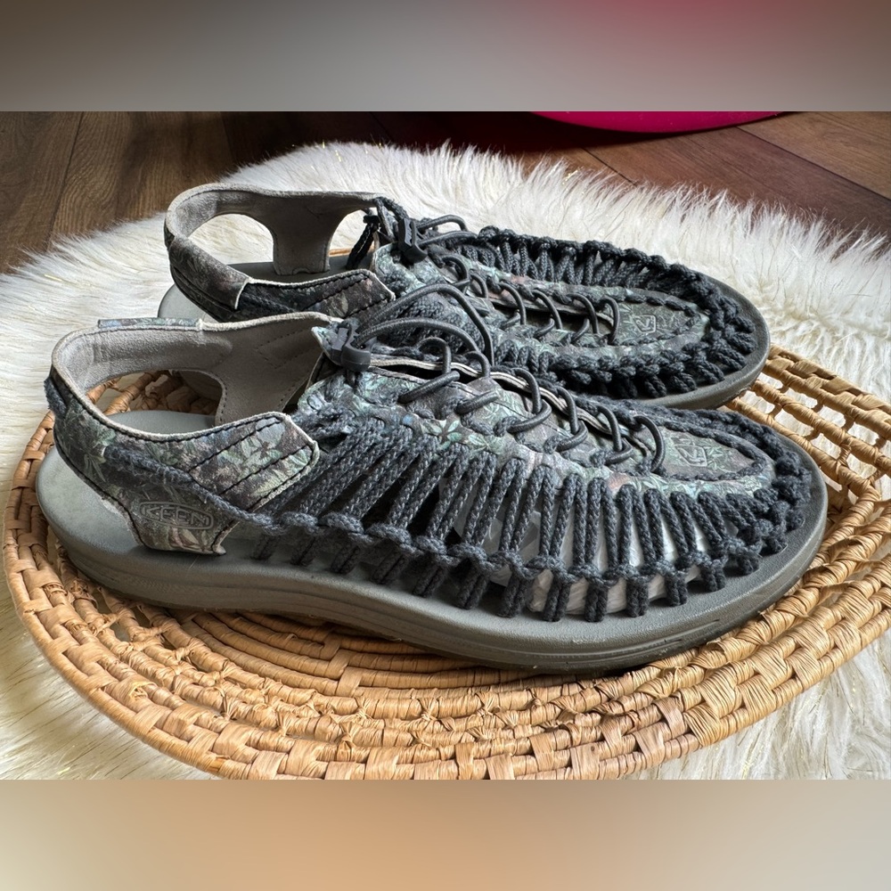 KEEN Uneek Gray Tow Cord Bungee Sandals Hiking Outdoors Mens Size 11